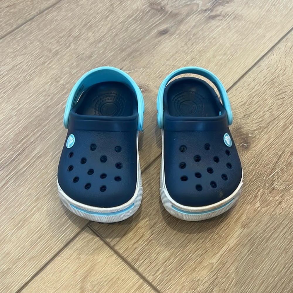 4/5 Boy Crocs. In good used condition!